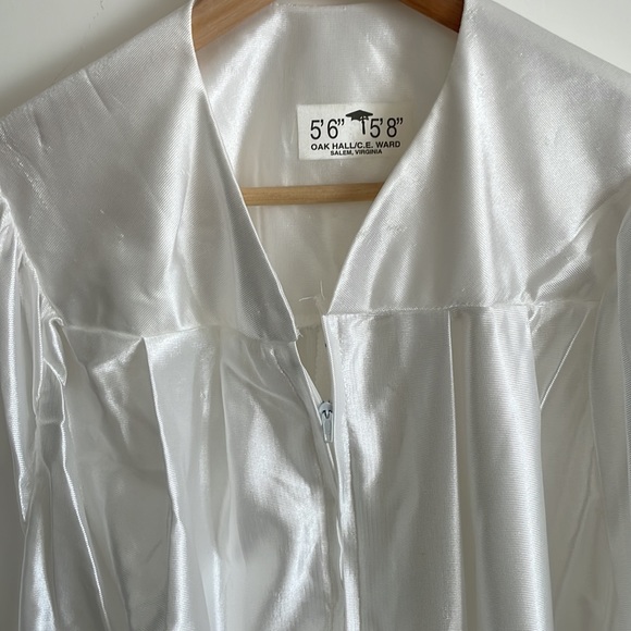 Graduation gown - Picture 3 of 8